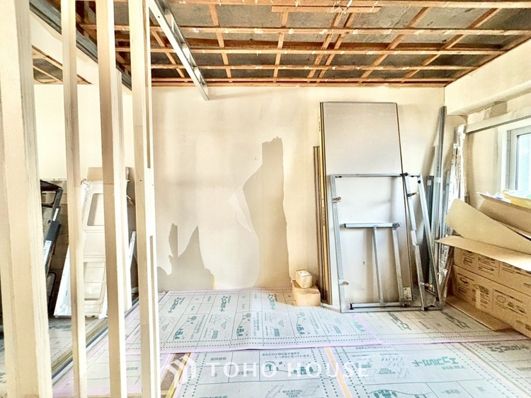 内装 ◆間接照明◆オレンジ色の光が僕達を大人な気分にさせる。静かで優しく語りかけるその光は、今日の終わりを告げてくれ、でも明日にはいい事が必ず来るよ。そんな囁きが聞こえてくる