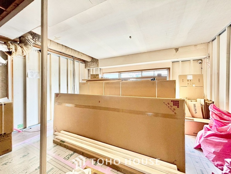 内装 ◆リビング◆たくさんの窓から注ぐ太陽の光。時間の経過とともに光と影のコントラストがこの空間のムードを変え、部屋に変化と温もりをもたらしてくれる。