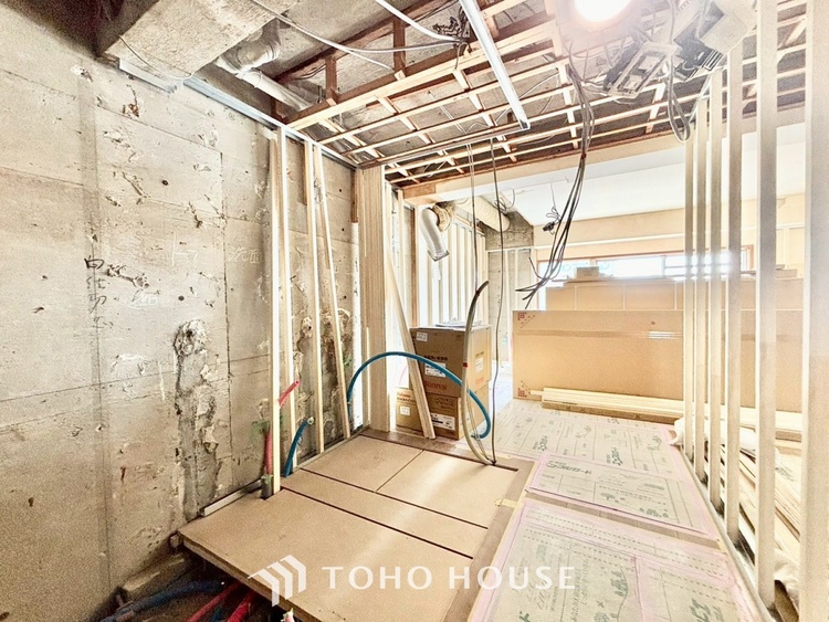 内装 ◆色彩◆この空間に放たれた光は華美なまでに演出されたデザイン。流れる時をより芳醇なコーヒーの様な色彩奏でるアダージョ。そして情景豊かな作品のような暮らしがイメージできる。