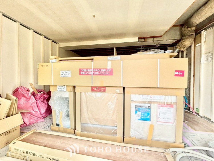 内装 ◆今宵の食卓◆ダウンライトに反射するグラスを眺めながらワインを注ぐ。トクトクと心地いい音をさせながら、フランスの古城を思わせる薫りがたちこめ、とても幸せな時を過ごせる。