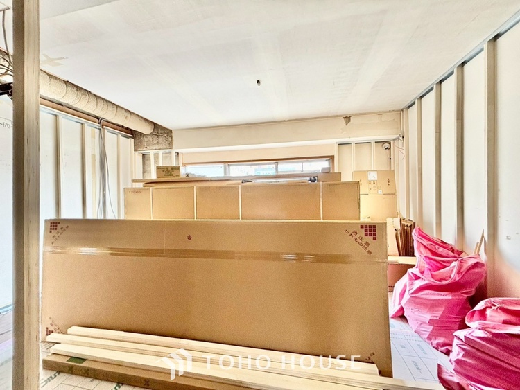 内装 ◆窓を開けると◆冷涼な風、そよぐリビング。だんらんの場所はここから始まり、ここで終わる。家族の笑顔が集う素敵な場所だから、こだわり抜いた思いが詰まっているのだと思う。