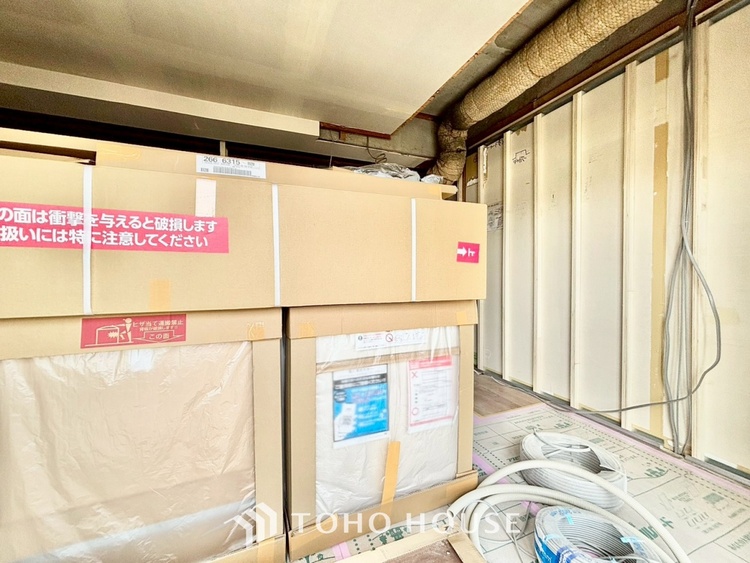 内装 ◆リビング◆そこには目を輝かせ笑顔で見つめてくれる君がいて、「おかえり」の言葉がこだまする。何気ない日々の挨拶は僕にとっては幸せで、同時に君の瞳にも恋している。