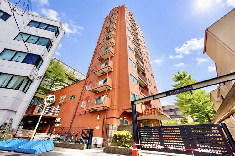 外観 ◆共有空間◆些細な事でほっぺを膨らまして怒る君。それでも僕達はこれからも一緒だよ。喧嘩をしても離れたくないから一つはさんだ同じ場所にいる。分かるよ。そこに君が