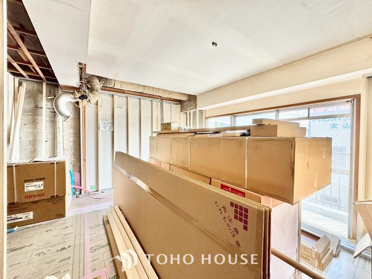 キッチン ◆キッチン◆美しく使いやすいキッチンは油汚れが簡単に拭き取れる素材で加工されており、浄水器シャワーから流す水の音を軽減する静かなシンクを採用。見えないところにさり気ない配慮が嬉しいですね