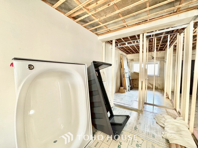 キッチン ◆今宵の食卓◆ダウンライトに反射するグラスを眺めながらワインを注ぐ。トクトクと心地いい音をさせながら、フランスの古城を思わせる薫りがたちこめ、とても幸せな時を過ごせる。