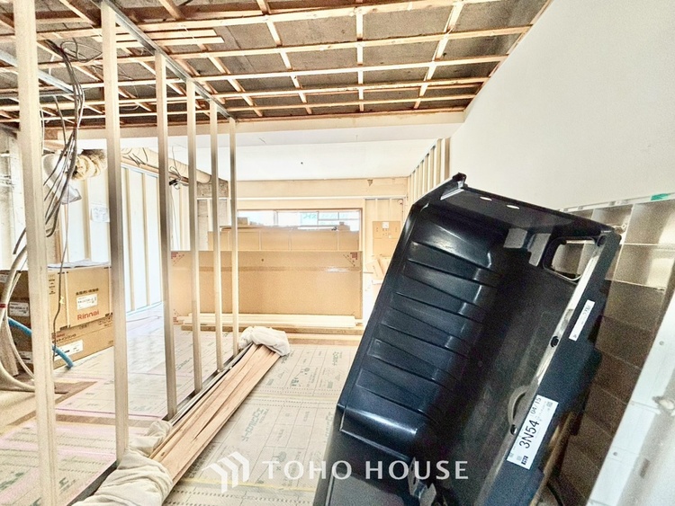 キッチン ◆キッチン◆美味しい料理を作りたくなるような気持にさせてくれる、腕を振るえる自慢のスペース。見上げると柔らかなダウンライトが包み込み、彩りを添えます。艶と光沢のある居心地の良いわが家のキッチン。