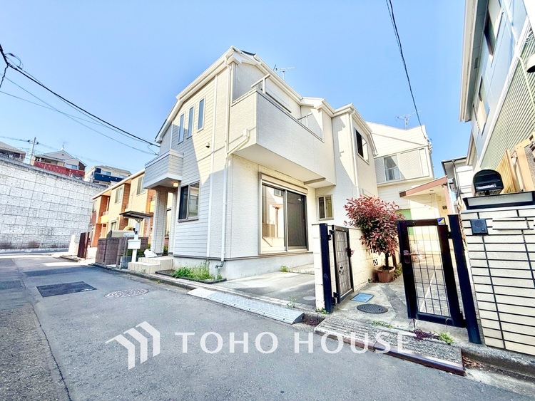 外観 窓を開けベランダに出ると当所なく広がる街と空のスクリーン。風が凪ぎ一時停止する目の前の画面の中、僕は一体何を考えていたのだろう。牧歌な街並みが僕を穏やかにさせてくれる。