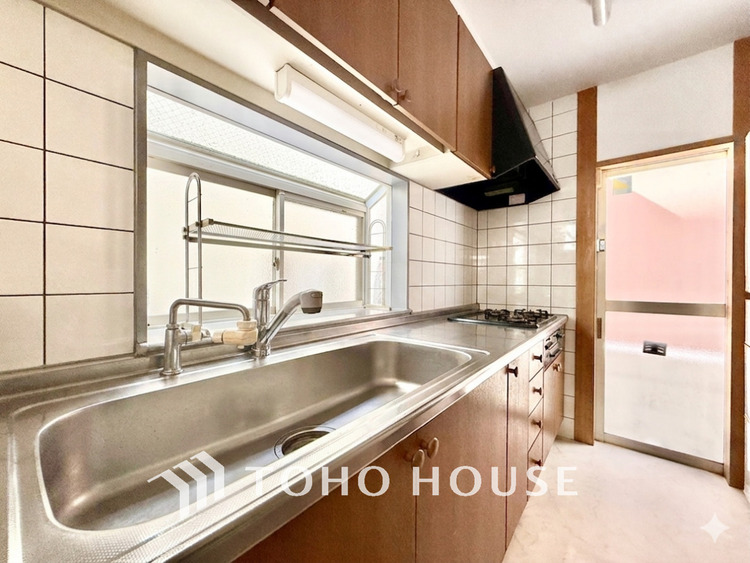 キッチン ＊現況を優先しますが、写真は視認性を高めるため家具・調度品等をCGで消去する加工を施しています。