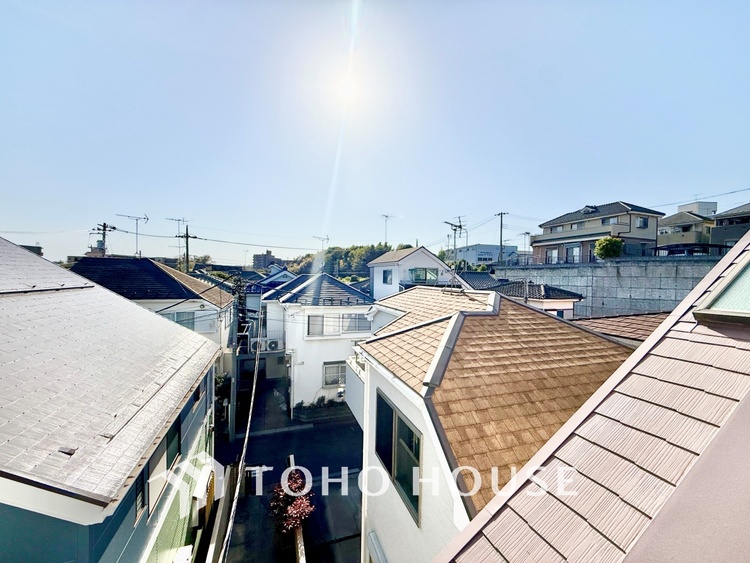 バルコニー ◆瞬間のはじまり◆君の瞳と重なり合った。その瞬間からときめく世界が始まった。いつから始まったのかなんてどうでもいい。この世で君に出会えた事、それが僕にとって大切なんだと。。