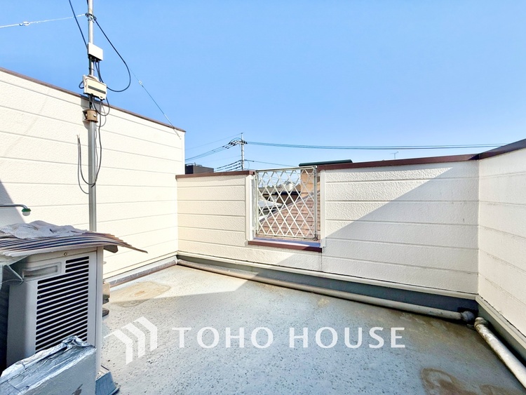 バルコニー ◆瞬間のはじまり◆君の瞳と重なり合った。その瞬間からときめく世界が始まった。いつから始まったのかなんてどうでもいい。この世で君に出会えた事、それが僕にとって大切なんだと。。