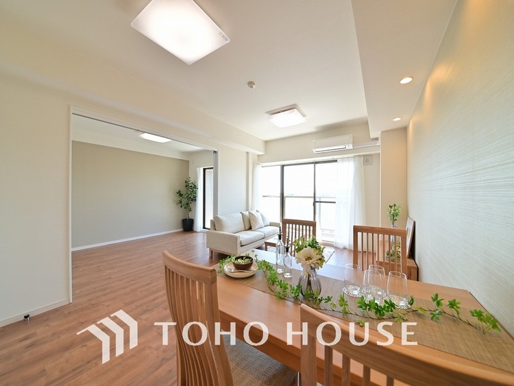 内装 広がりのある住空間、家族が集まるリビング・ダイニング