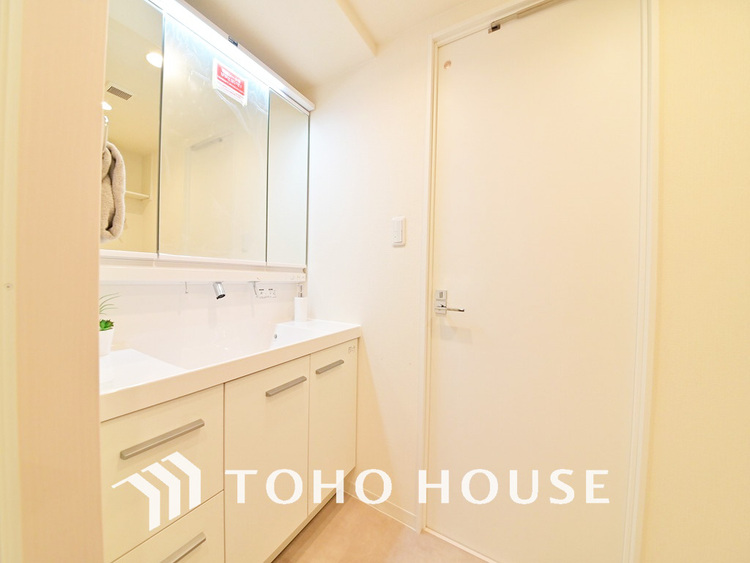 洗面 新規設置の洗面化粧台。収納豊富で使い勝手の良い3面鏡です