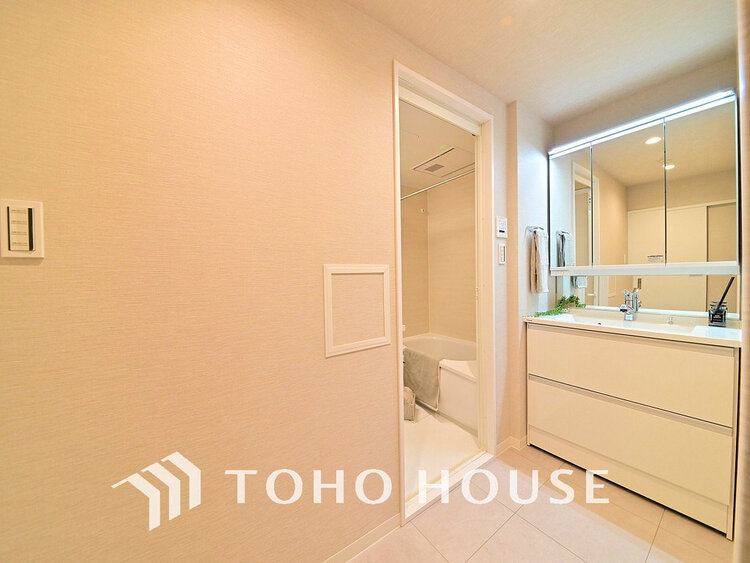 洗面 白を基調とした清潔感のある洗面室で朝の身支度を