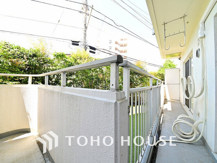 バルコニー 日当たりの良いバルコニーで晴れの日の洗濯物も楽しみになりますね