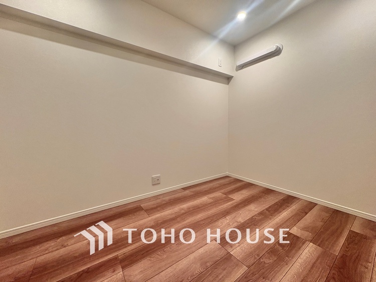 内装 ※生成AIによるイメージです。家具・小物は販売価格に含まれません。居心地のいい暮らしには欠かせない眩い採光。ゆったりとした幅の窓からこの空間に降り注ぐ採光が絶えない。