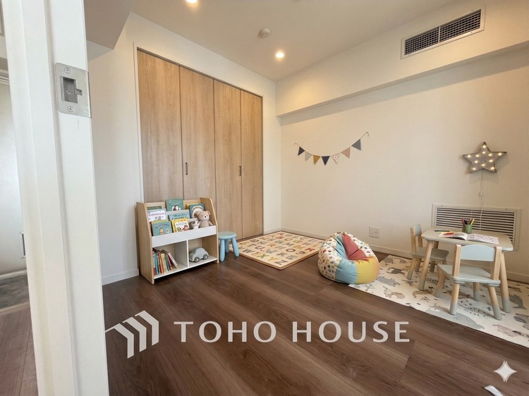 内装 ※生成AIによるイメージです。家具・小物は販売価格に含まれません。風の通り道。舞い込んでくる風が優しく躍り、室内に爽やかな空気を運んでくる。