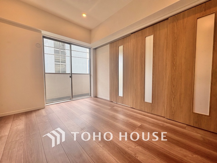 内装 ＊配置してある家具や小物はCGによるイメージ画像です。◆サンサンと◆差し込む太陽の光がこのリビングに笑いをもたらす。ソファの上のクッションがポカポカした暖気にぬくぬくと微睡んでいる。