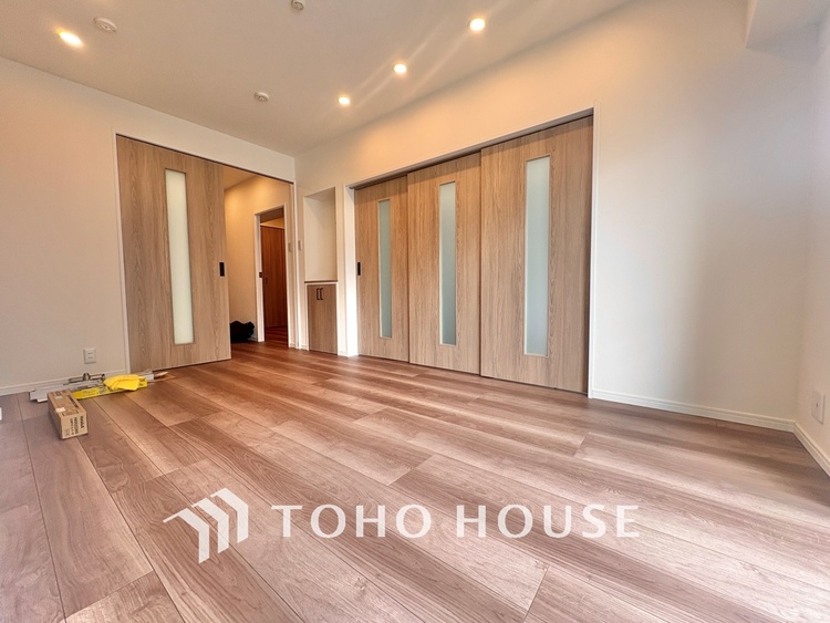 内装 ここはみんなが集い、食事と楽しい会話が始まる場所。話に夢中になりすぎて、ついつい時を忘れ、夜半過ぎになってしまう。そんな束の間の幸せを感じさせてくれます。