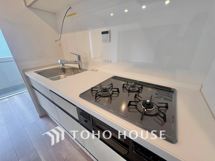 キッチン 手元の収納から、足元の収納までが全てスライド式で、奥のスペースまで有効に活用できます。奥まで上から見渡せるので、たまにしか使わない調理器具もサッと取出せます。