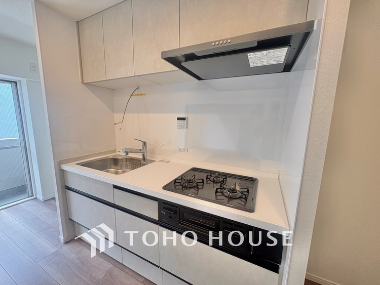 キッチン ◆愛育◆キッチンは家族の絆を育む大切な空間。シンプルで使い易いSystemKitchenで愉しく作る料理は愛情のある美味しいご馳走に。家族で使える広々としたダイニングキッチンです。