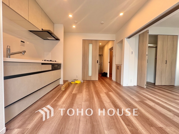 キッチン キッチンは家族の絆を育む大切な空間。シンプルで使い易いシステムキッチンで愉しく作る料理は愛情のある美味しいご馳走に。家族で使えるダイニングキッチンです。