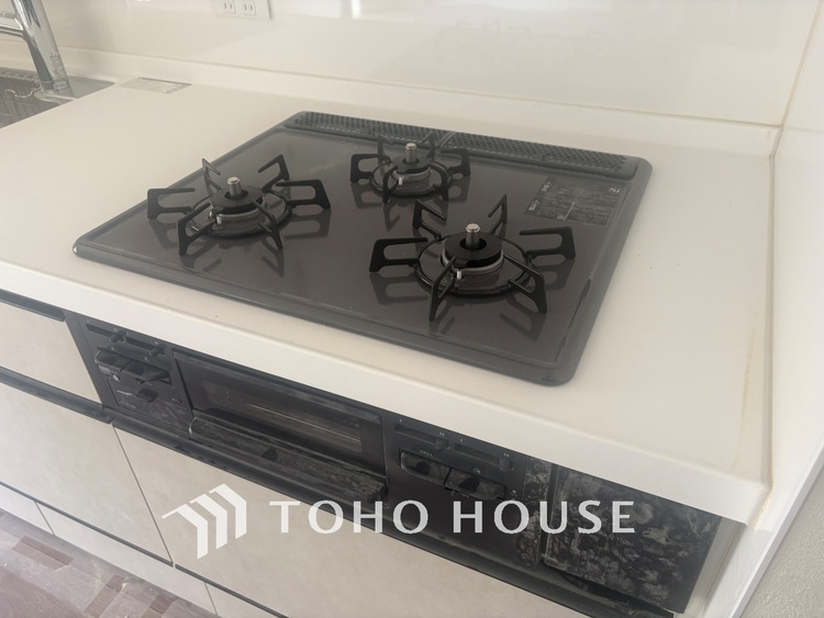 キッチン 毎日料理をする、料理が好き、家族が多くて量を作る必要がある、等の方々にとっては必須の３口コンロ。同時進行で効率アップはもちろん鍋を移動する回数が減り、無駄な動きを軽減することが出来ます。