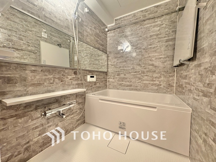 風呂 【浴室】《一日の疲れを落としてくれる場所は、落ち着く場所でなければならない》　高級感溢れるカラーと大きさ・柔らかな曲線で構成された半身浴も楽しめるバスタブが心地よさをもたらします。