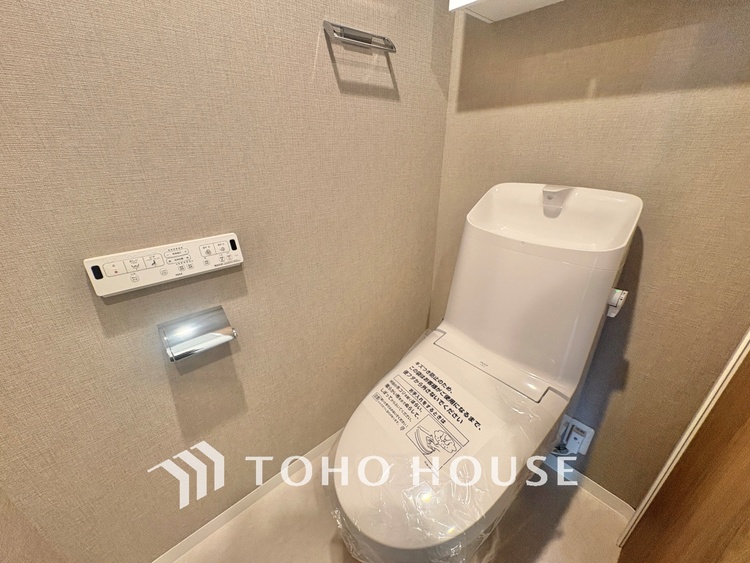 トイレ 清潔感あるホワイト調のクロスと温もり溢れるモダンカラーの床材が見事に調和した本邸宅は、毎日の生活を少しでも快適に過ごして頂ける様に落ち着いた雰囲気作りから行っています。