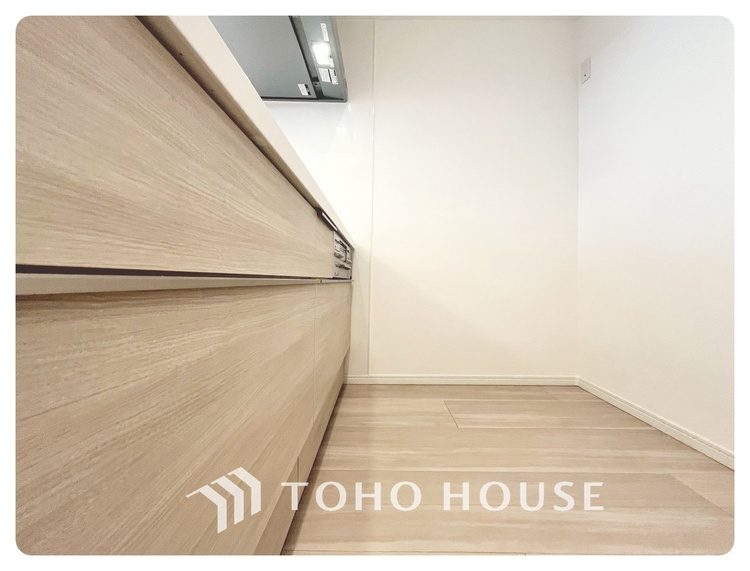 キッチン 【KITCHEN】◆ワクワク◆開放的で機能性も高いシステムキッチン。お子様は毎日のご飯にワクワク！