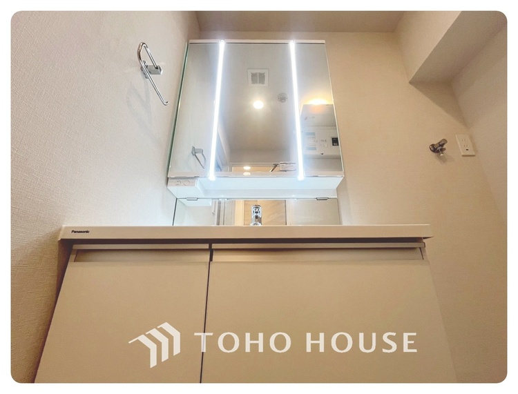 洗面 【WASHROOM】◆快適◆煌びやかな暮らしの中にも忘れたくない快適さ。大きな収納が助けてくれます。