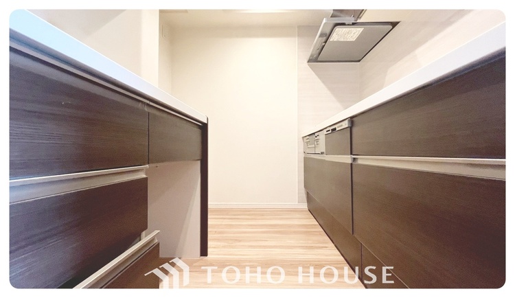 キッチン 【KITCHEN】◆ワクワク◆開放的で機能性も高いシステムキッチン。お子様は毎日のご飯にワクワク！