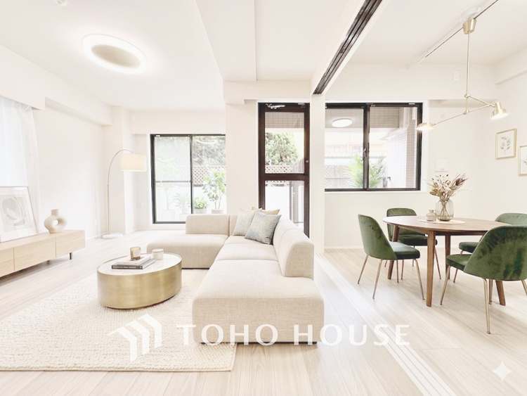 内装 【LIVING】◆煌びやか◆愛おしい家族との団欒の時間をより一層幸せなものに感じさせる煌びやかなLDK。輝かしい毎日が待っています。※この画像の家具の配置には、CGによる加工を施しております。