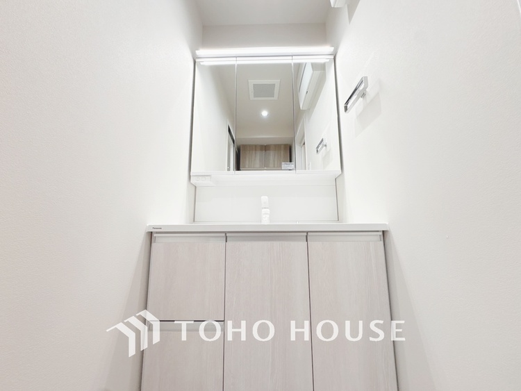 洗面 【WASHROOM】◆快適◆煌びやかな暮らしの中にも忘れたくない快適さ。大きな収納が助けてくれます。