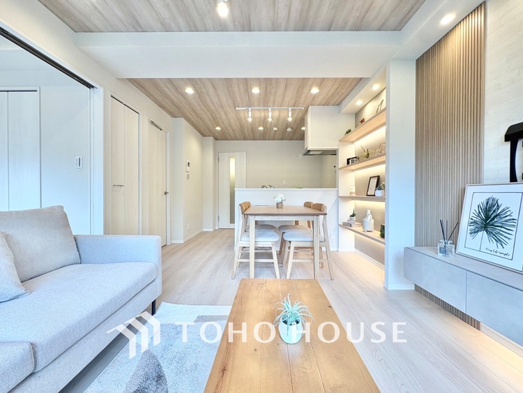 内装 【LIVING】◆眩い◆光が燦々と入り、家族の笑顔を照らす。「いつまでも続いて」と願う夢のような毎日がここにある。