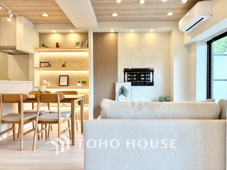 内装 【LIVING】◆扉を◆開くとこの景色。家族の”おかえり”の声が聞こえてきそう。