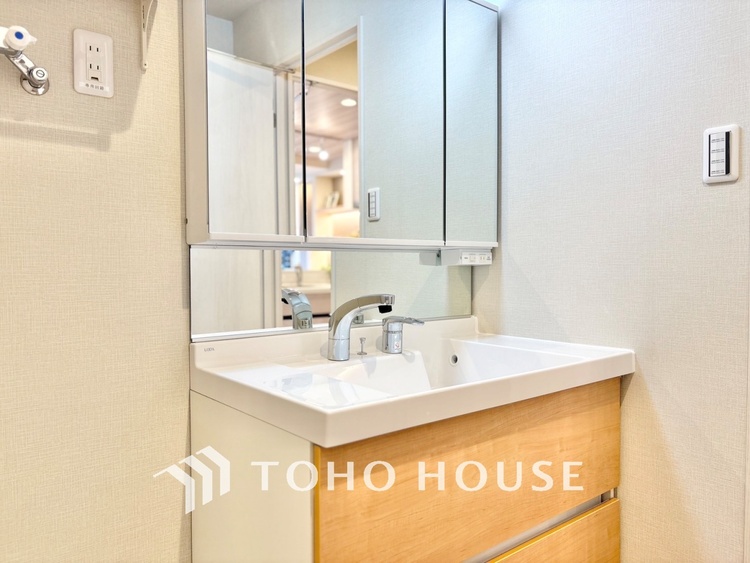 洗面 【WASHROOM】◆快適◆煌びやかな暮らしの中にも忘れたくない快適さ。大きな収納が助けてくれます。