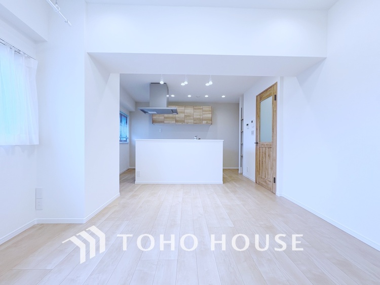 内装 【LIVING】◆眩い◆光が燦々と入り、家族の笑顔を照らす。「いつまでも続いて」と願う夢のような毎日がここにある。