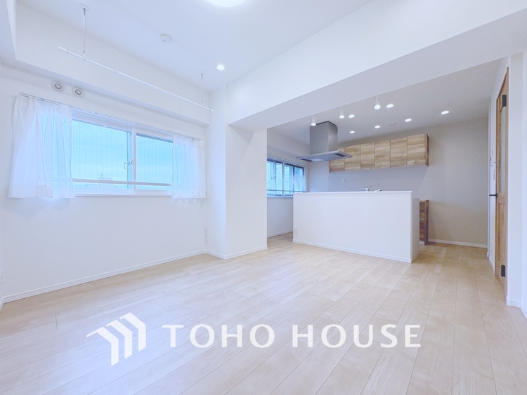 内装 【LIVING】◆陽光◆が差し込む。この開放的なLDKに家族の笑顔が集う。家族が一緒に過ごす空間は明るく、そして居心地よく。