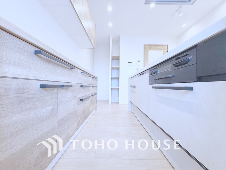 キッチン 【KITCHEN】◆ワクワク◆開放的で機能性も高いシステムキッチン。お子様は毎日のご飯にワクワク！