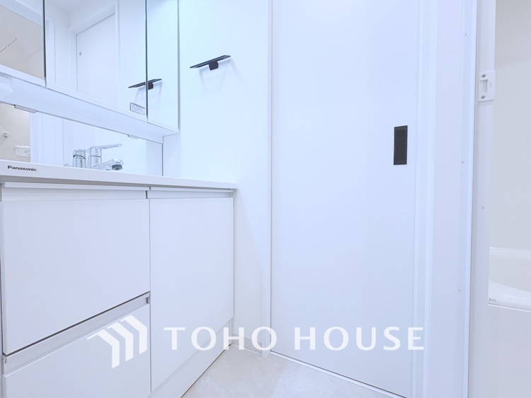 洗面 【WASHROOM】◆快適◆煌びやかな暮らしの中にも忘れたくない快適さ。大きな収納が助けてくれます。