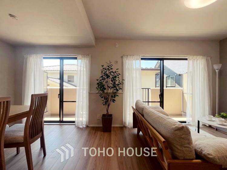 内装 【LIVING】◆眩い◆光が燦々と入り、家族の笑顔を照らす。「いつまでも続いて」と願う夢のような毎日がここにある。