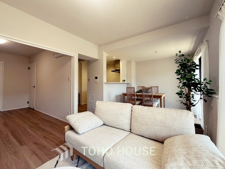 内装 【LIVING】◆陽光◆が差し込む。この開放的なLDKに家族の笑顔が集う。家族が一緒に過ごす空間は明るく、そして居心地よく。