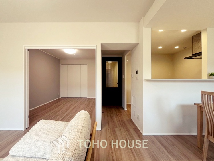 内装 【LIVING】◆扉を◆開くとこの景色。家族の”おかえり”の声が聞こえてきそう。