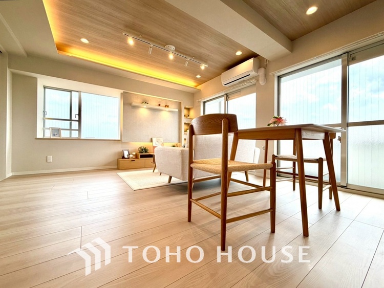 内装 【LIVING】◆眩い◆光が燦々と入り、家族の笑顔を照らす。「いつまでも続いて」と願う夢のような毎日がここにある。