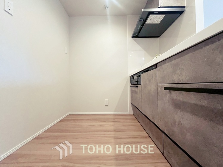 キッチン 【KITCHEN】◆ワクワク◆開放的で機能性も高いシステムキッチン。お子様は毎日のご飯にワクワク！