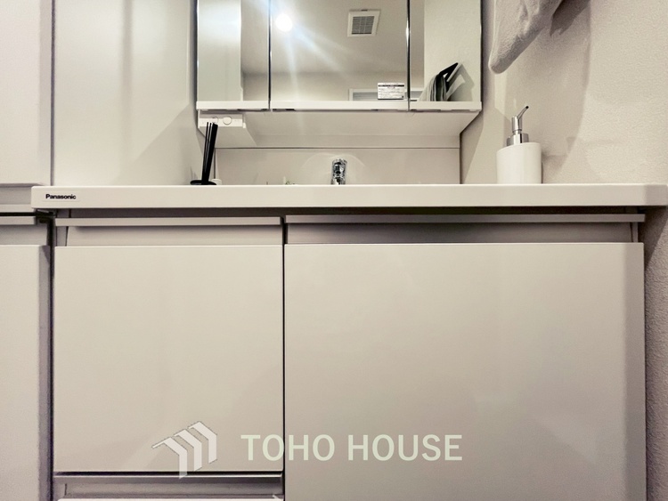 洗面 【WASHROOM】◆快適◆煌びやかな暮らしの中にも忘れたくない快適さ。大きな収納が助けてくれます。