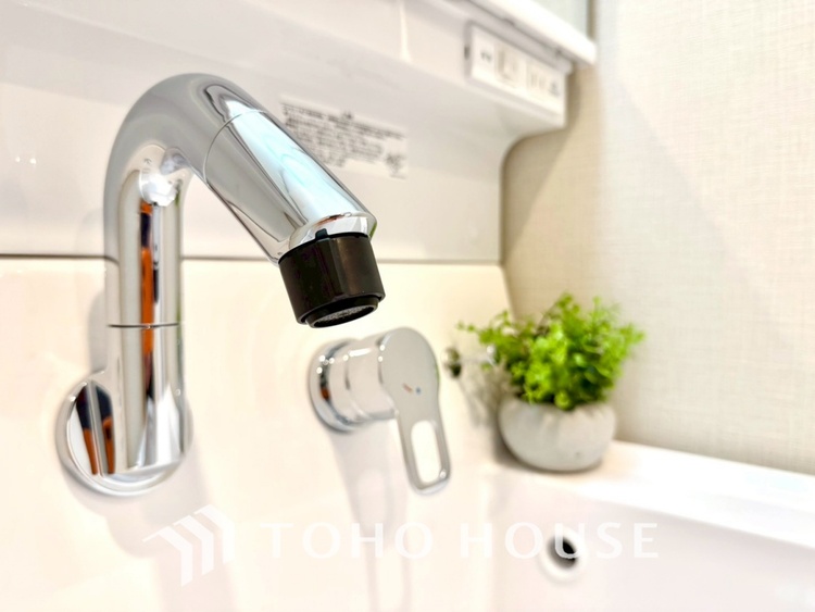 洗面 【WASHROOM】◆快適◆煌びやかな暮らしの中にも忘れたくない快適さ。大きな収納が助けてくれます。