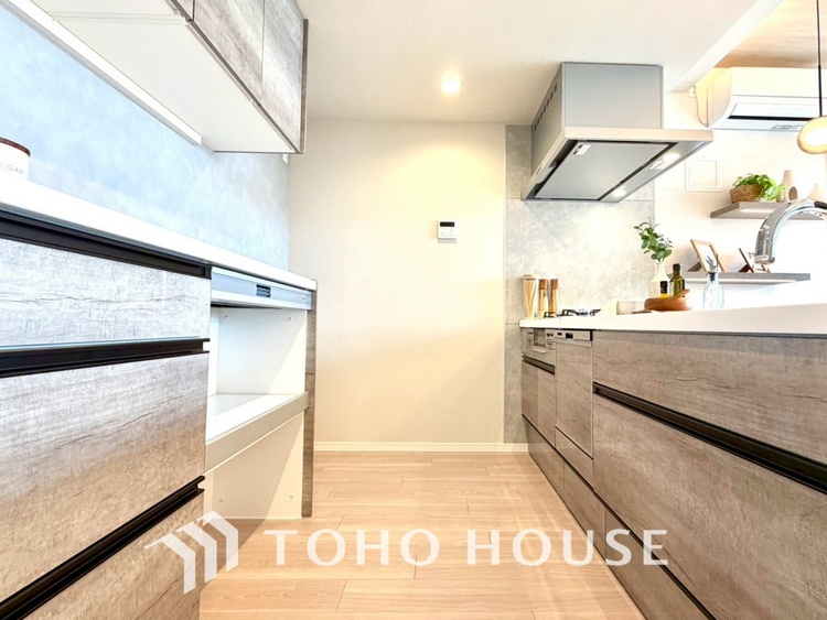 キッチン 【KITCHEN】◆ワクワク◆開放的で機能性も高いシステムキッチン。お子様は毎日のご飯にワクワク！