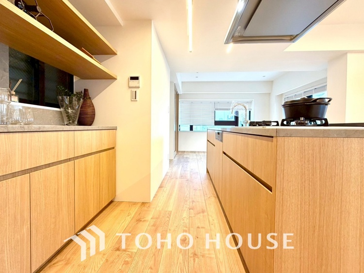 キッチン 【KITCHEN】◆ワクワク◆開放的で機能性も高いシステムキッチン。お子様は毎日のご飯にワクワク！