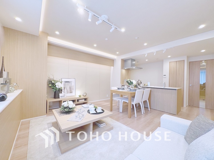 内装 【LIVING】◆眩い◆光が燦々と入り、家族の笑顔を照らす。「いつまでも続いて」と願う夢のような毎日がここにある。